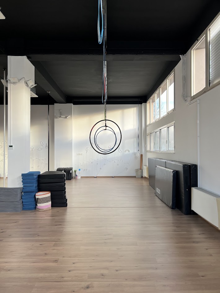 La sala dispone di una zona per il cerchio aereo con crash mat sidea certificati La sala dispone di una zona per il cerchio aereo