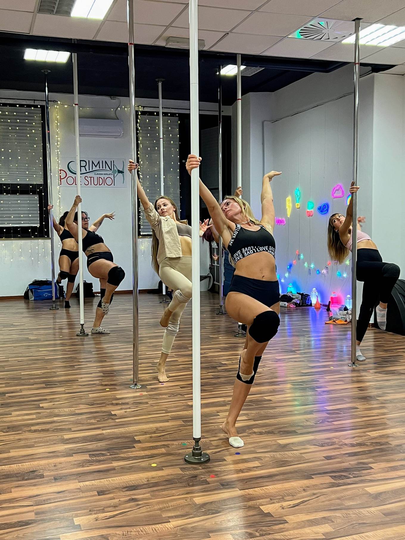 Coreografia al palo, ogni settimana si studia e perfeziona una nuova coreografia Coreografia al palo, ogni settimana si studia e perfeziona una nuova coreografia