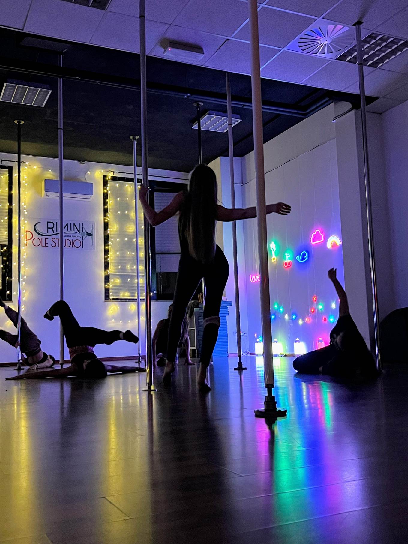 Coreografia al palo, ogni settimana si studia e perfeziona una nuova coreografia Coreografia al palo, ogni settimana si studia e perfeziona una nuova coreografia