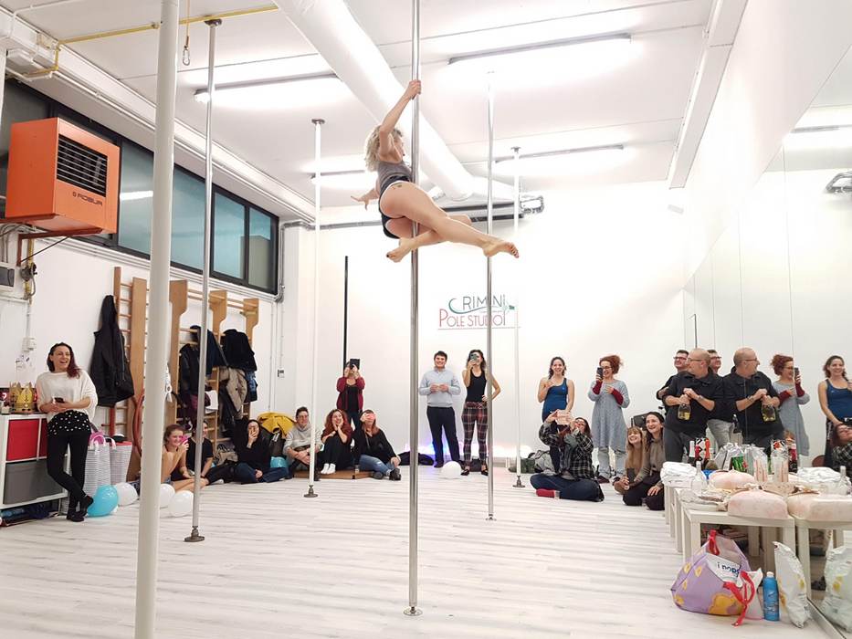 dimostrazione davanti agli amici della routine di gara premiata con il primo posto nella gara di pole sport POSA tenutasi ad hamenlinna nel dicembre 2019 Festeggiamenti per il primo posto di Claudia Dipilato al mondiale in Finlandia del Dicembre 2019